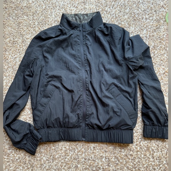 Lululemon Bombs Away Jacket Black/Olive Green Camo Print Reversible Zip Sz 4 - Picture 1 of 10